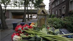 Kv�tiny na památku zezm�elých p�i Loveparade v n�meckém Duisburgu