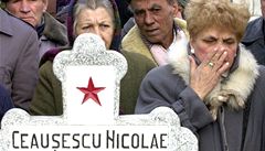 Je Ceauescu pohben v Rumunsku? Syn nechal jeho ostatky exhumovat