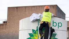 Aktivisté Greenpeace v Londýně zablokovali 50 benzinek BP