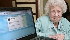 V Británii zemřela nejstarší uživatelka Twitteru, bylo jí 104 let 
