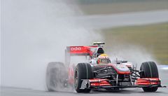 VIDEO: Hamilton zdemoloval svůj vůz, páteční trénink vyhrál Alonso