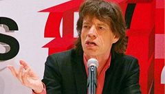 Zpvák Mick Jagger odpovídá na otázky noviná ped svým koncertem v ín. Rolling Stones museli z repertoáru vypustit pt svých písní.