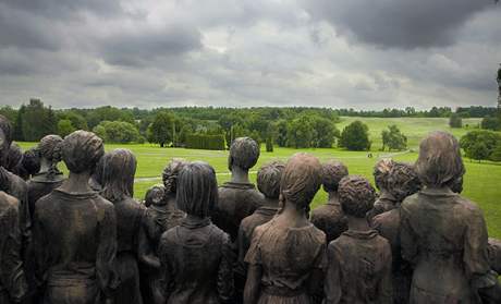 Sousoí 82 lidických dtí, je nacisté zavradili v koncentraním táboe v Chelmnu.