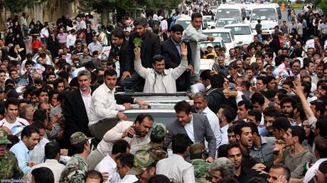 Mahmúd Ahmadíneád projídí centrem msta Hamedán