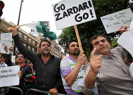 Pákistánský prezident A. Zardárí elí kritikce kvli nedostatené reakci na pírodní katastrofu. 