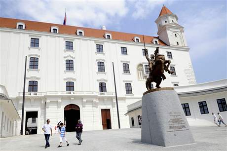 sochu velkomoravského panovníka Svatopluka na nádvoí Bratislavského hradu