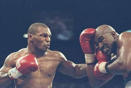 Tyson (vlevo) s Holyfieldem v roce 1997.