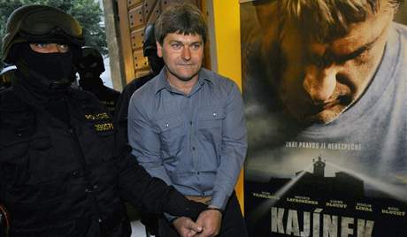 Premiéra filmu Kajínek: Dublér Jiího Kajínka je pivádn policií na premiéru.