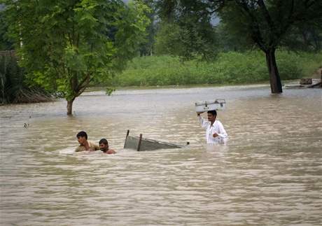 Pákistán u nkolik dní trápí monzunové záplavy, mají u stovky obtí.