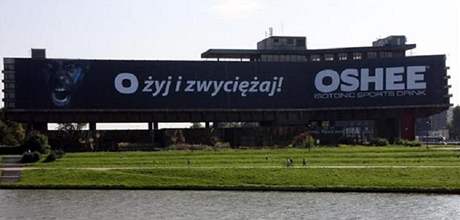 Reklama na sportovní nápoj nedaleko hradu Wawel. Provází ji slogan 'oij a vyhraj!'. (Foto: Fakt.pl)