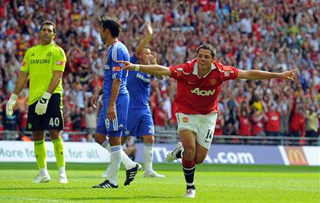 Manchesteru United - Chelsea (Javier Hernandez vpravo)