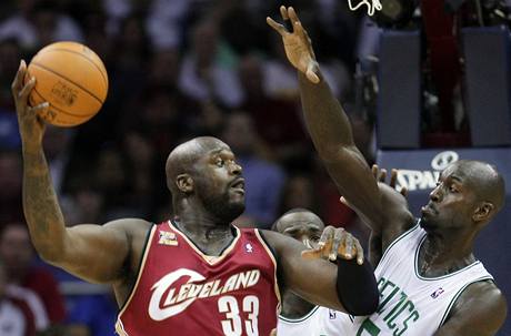 Shaquille O'Neal (vlevo) a Kevin Garnett mohou bt novmi spoluhri.