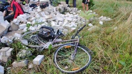 Jedenáct eských skaut z Prahy bylo v nedli zranno u litevského Kaunasu, kdy se na n zítilo oputné stavení, v nm se pi cyklovýlet chtli schovat ped detm