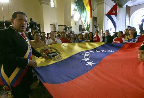 Výroí. Prezident Chávez klade na hrob Bolívara venezuelskou vlajku. 