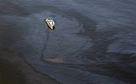 Rybářský člun v ropou zamořeném Mexickém zálivu