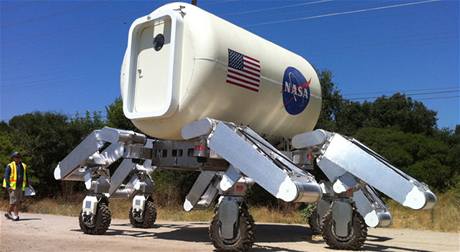 Přepravní transportér ATHLETE, který vyvíjí NASA.