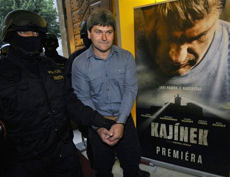 Premiéra filmu Kajínek: Dublér Jiího Kajínka je pivádn policií na premiéru.