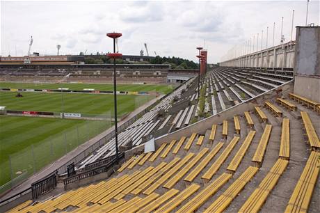 Stadion Strahov. Jeho patný stav je patrný na první pohled. 