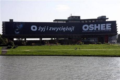 Reklama na sportovní nápoj nedaleko hradu Wawel. Provází ji slogan 'oij a vyhraj!'. (Foto: Fakt.pl)