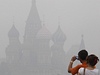 Moskvu zahalil dým