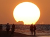 'Tká romantika' za záe zapadajícího slunce na plái v Havan (Kuba). 