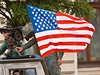 Americký vojenský pidlenec pedal rodin americkou vlajku, která patí veteránm americké armády.