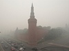 Moskva zahalená ve smogu.