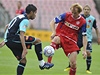 FC Zbrojovka Brno - SK Slavia Praha / Richard Dostálek z Brna (uprosted) v souboji s Tijanim Belaidem ze Slavie (vlevo)