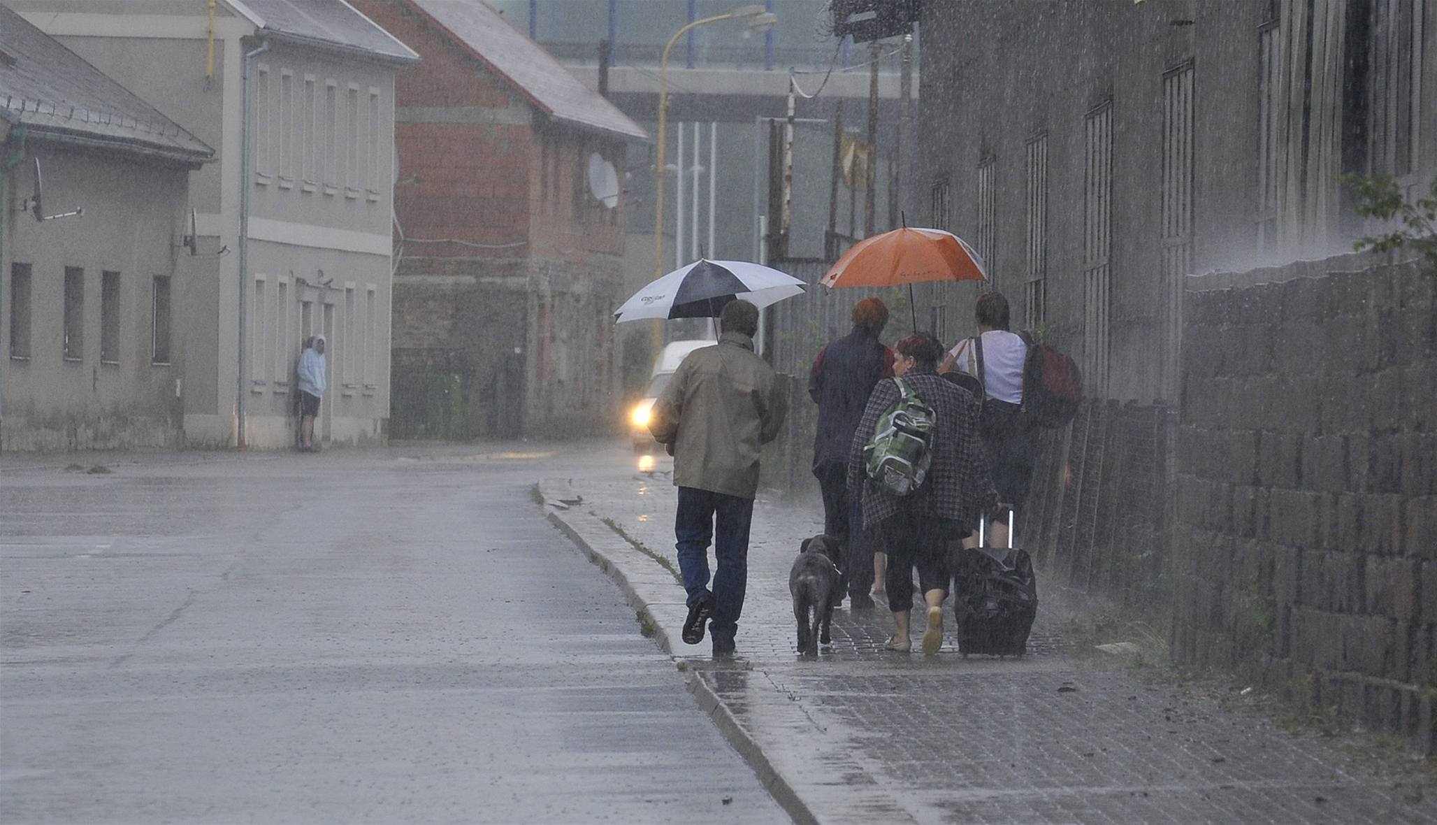  V Chrastav� evakuovali celou Nádra�ní ulici (na snímku), proto�e ji zaplavila voda. Obyvatelé jsou v budov� �koly, kde obec vybudovala evakua�ní st�edisko. 