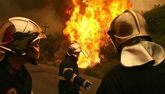 Na boji s ohnm se krom více ne 800 eckých hasi a 800 eckých voják