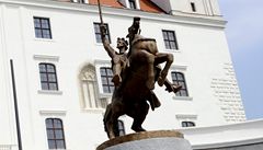 Odstraňte spornou sochu Svatopluka z hradu, radí slovenští odborníci