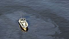 Rybáský lun v ropou zamoeném Mexickém zálivu