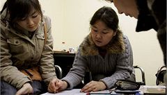 Bez práce a bez peněz. Ariun (druhá zleva) se stará o propuštěné mongolské dělnice. | na serveru Lidovky.cz | aktuální zprávy