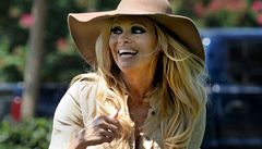 Pamela Andersonová si nechala dva psy oputné do ropné havárii, ostatním zaplatila pevoz do nových domov.