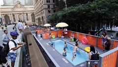 OBRAZEM: Newyorčané si mohou zaplavat na Park Avenue
