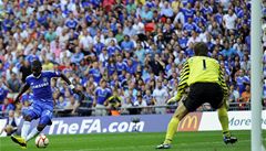 Manchesteru United - Chelsea (Salomon Kalou vlevo a Edwin Van de Sar) | na serveru Lidovky.cz | aktuální zprávy