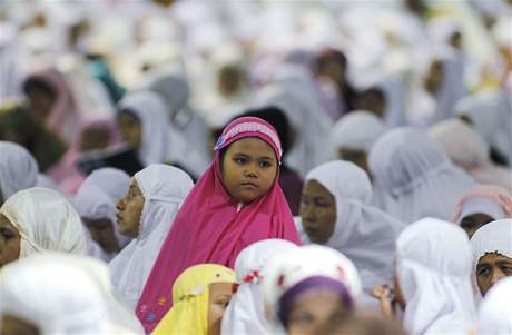 Malá muslimka se úastní modlitby k zahájení ramadánu. Jakarta, Indonésie.