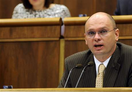 Pedseda parlamentu Richard Sulík hovoí ve slovenském parlamentu