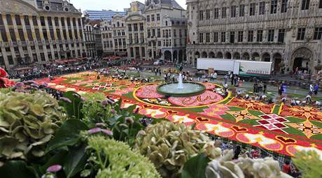 Fotogalerie: Bruselské náměstí pokryl květinový koberec