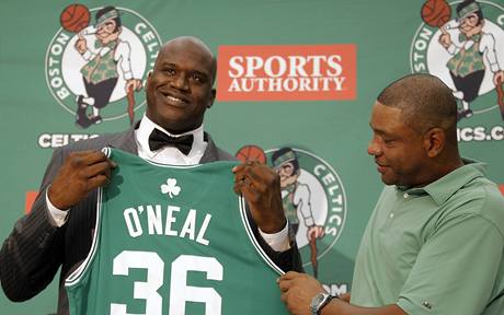 Shaq ONeal a kou Bostonu Doc Rivers.