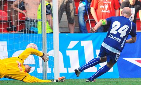 Slavia - Liberec (tajner pekonává Vaniaka).