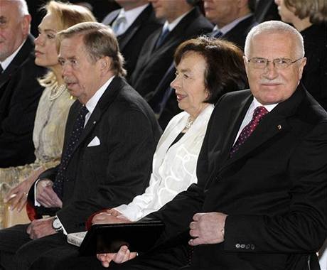 Václav Havel a Václav Klaus ve Vladislavském sále Praského hradu, kde Klaus sloil prezidentský slib a na dalích pt let se ujal prezidentského úadu (2008).