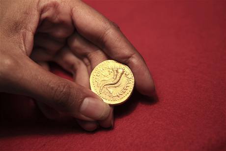 V severním Izraeli našli výborně zachovanou minci starou 2200 let.