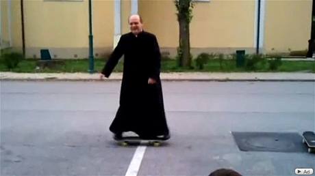 Maďarský kněz Zoltán Lendvai na skateboardu.
