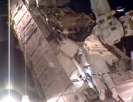 Astronaut Douglas Wheelock na Mezinrodn vesmrn stanici opravuje chladc systm 