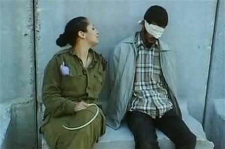 Eden Abergilová na fotografii s palestinským vznm