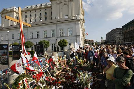 Devný kí ped prezidentským palácem ve Varav se stal pedmtem spor