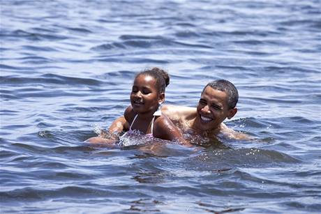 Barack Obama s dcerou Sashou se koupou v ropou zasaených oblastech na Florid