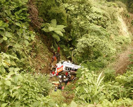 Nehodu autobusu na Filipínách nepeilo 35 lidí.