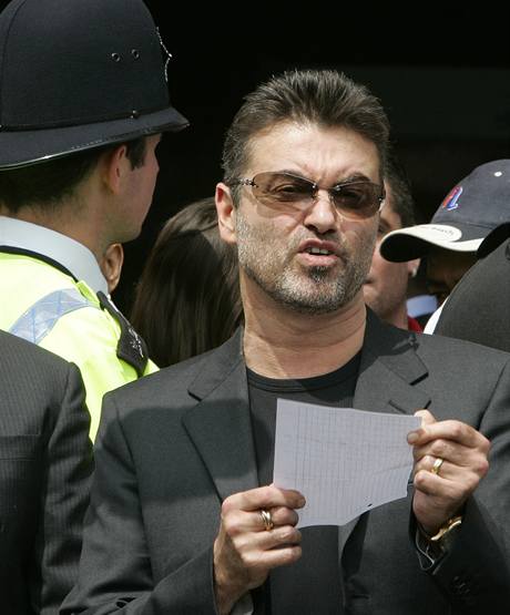 George Michael ped soudní budovou v roce 2007